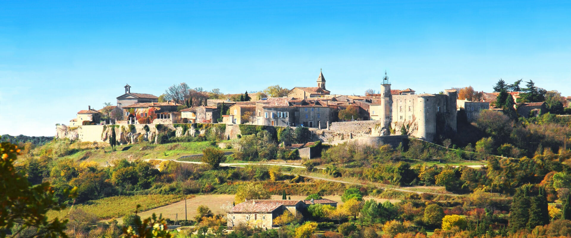 Village de Lussan dans le Gard